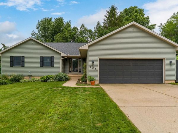 220 Benton Street , Le Claire, IA 52753
