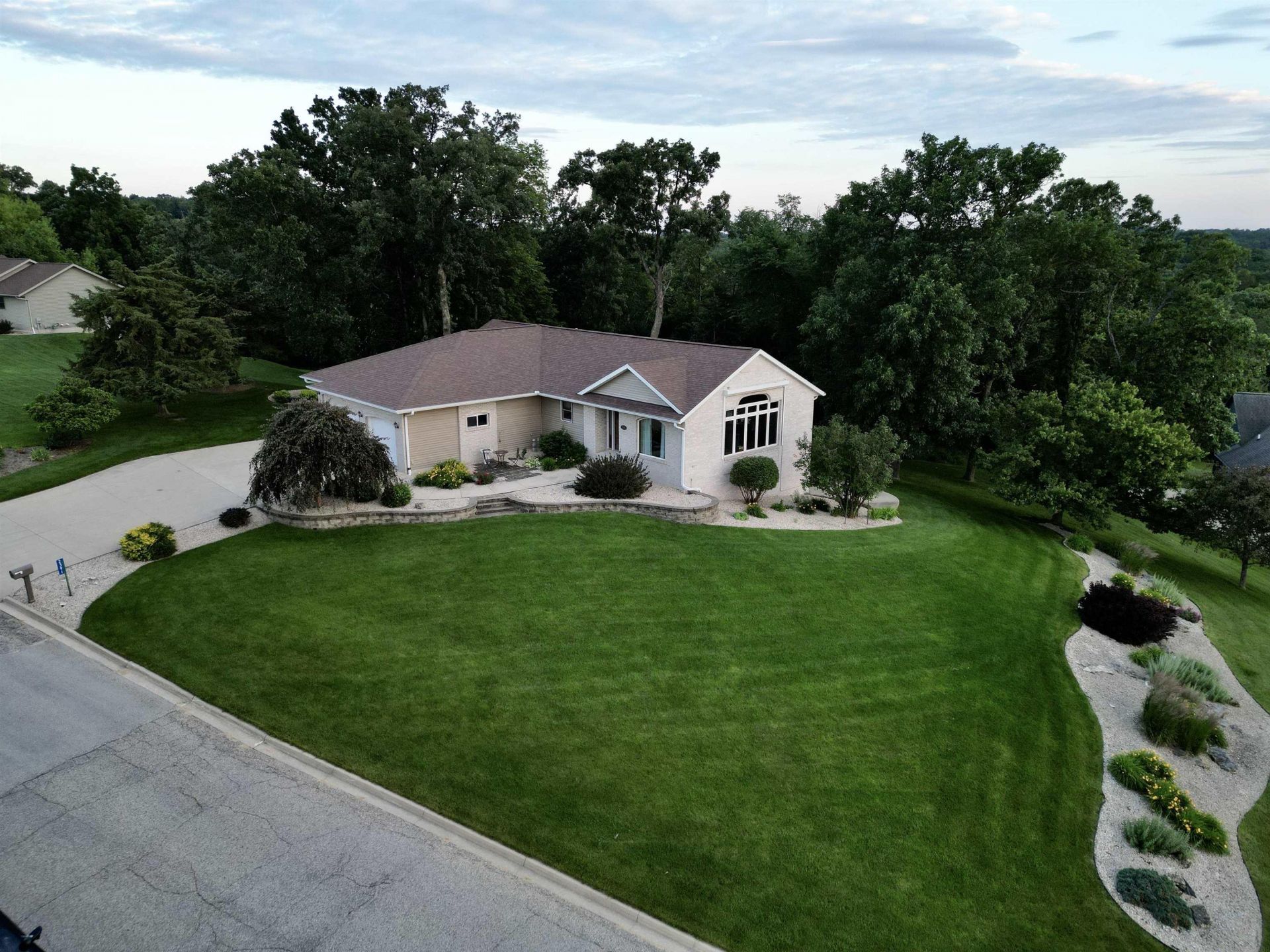 2391 Shagbark Lane Road, Decorah, IA 52101 Main Photo