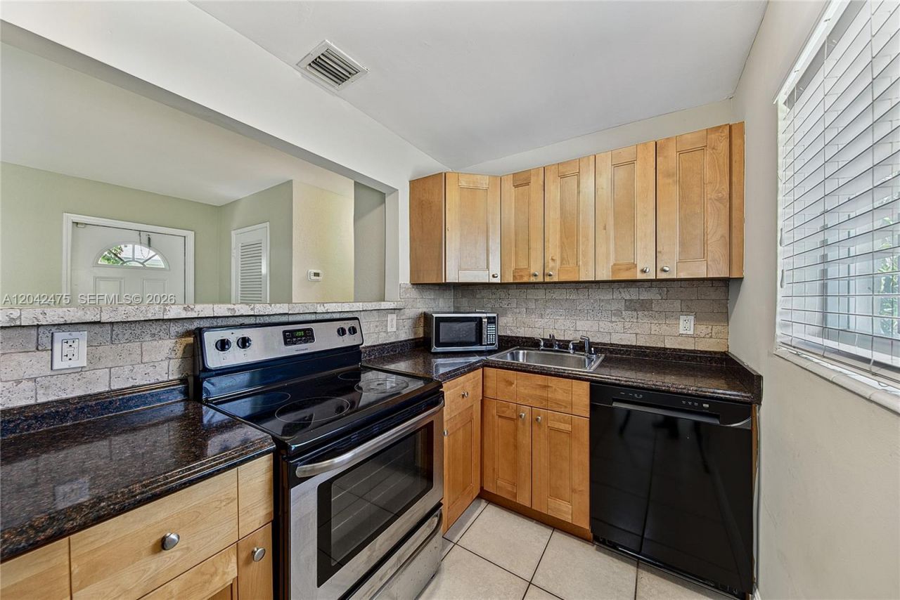 606 SW 16th St , Unit Rear Cotta, Fort Lauderdale, FL 33315 Photo