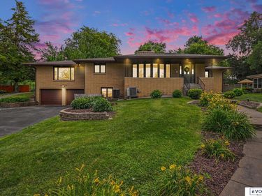 6321 Country Club Road, Omaha, NE 68152
