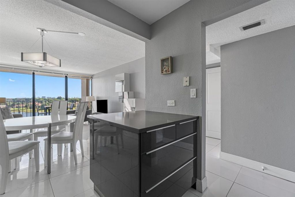 1830 Embassy Drive, Unit 613, West Palm Beach, FL 33401 Photo