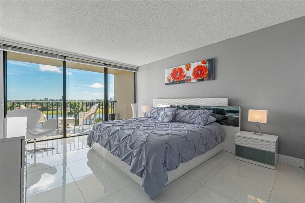1830 Embassy Drive, Unit 613, West Palm Beach, FL 33401 Photo