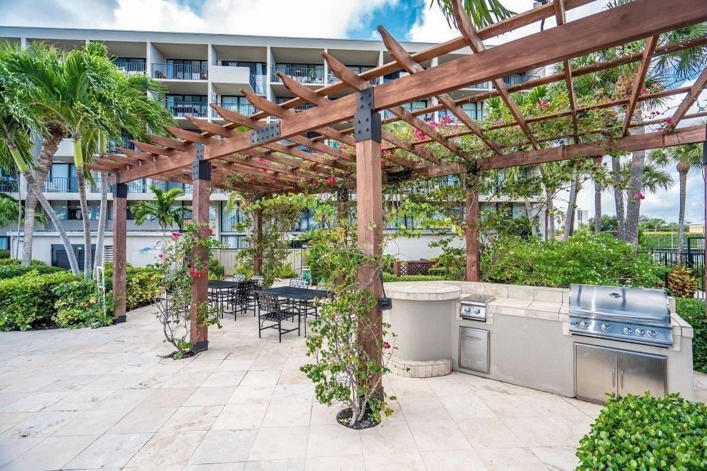 1830 Embassy Drive, Unit 613, West Palm Beach, FL 33401 Photo