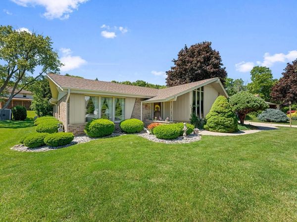 4821 W Clayton AVENUE, Greenfield, WI 53220