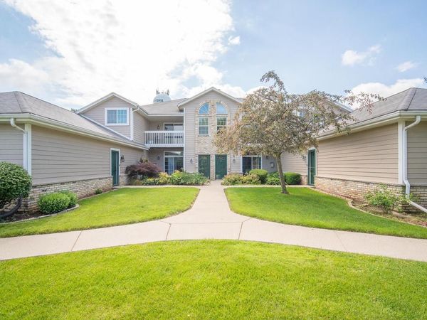 1046 River Place BOULEVARD, Unit 8, Waukesha, WI 53189