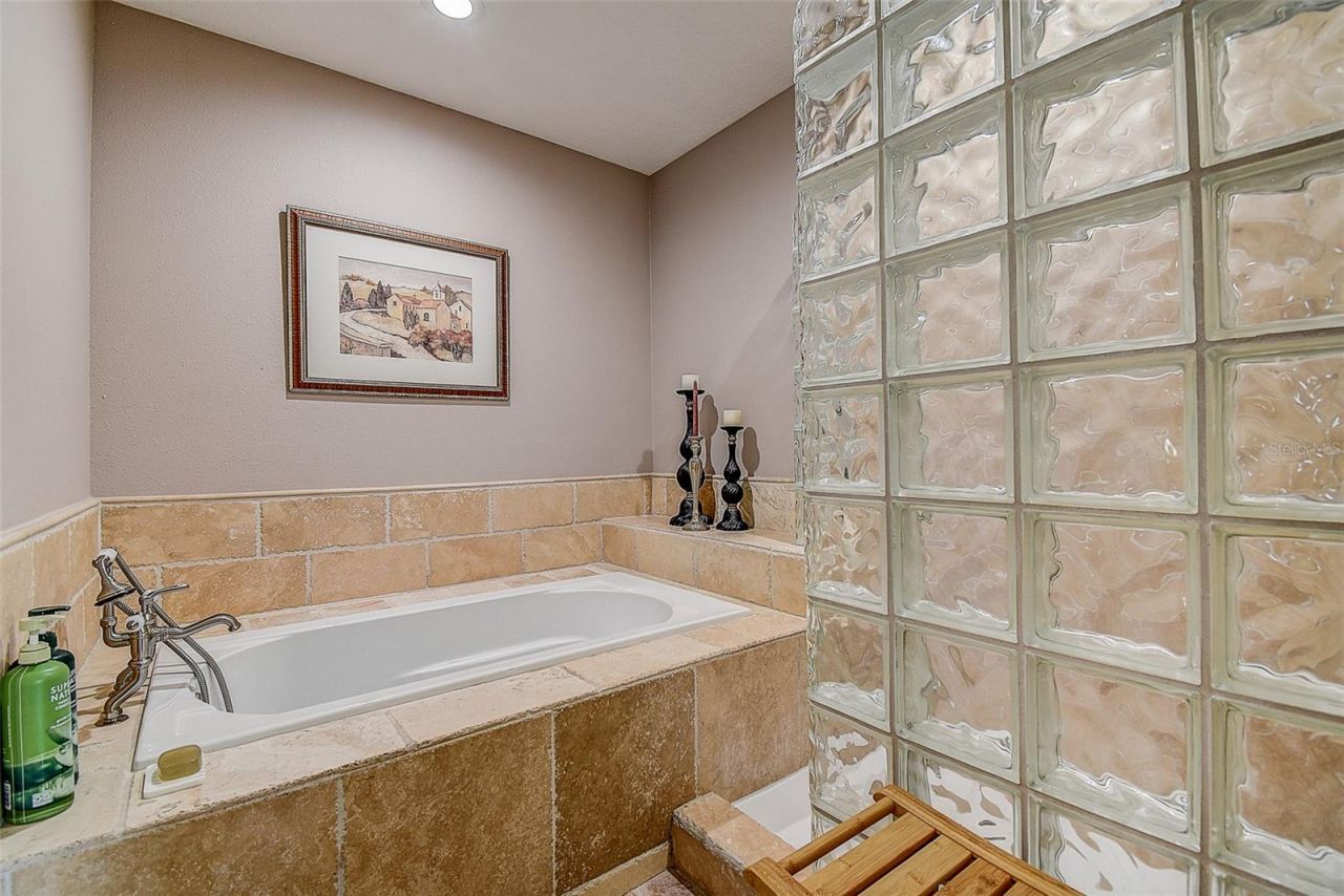 256 Valencia Circle, Saint Petersburg, FL 33716 Photo
