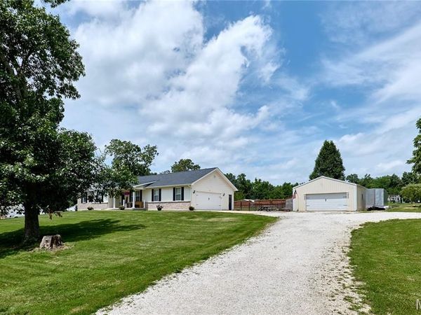 205 Hickory Farms Drive, Hawk Point, MO 63349
