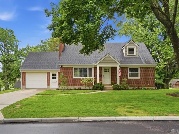 136 E Ridgeway Drive, Centerville, OH 45459