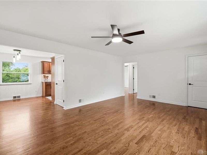 136 E Ridgeway Drive, Centerville, OH 45459 Photo 9