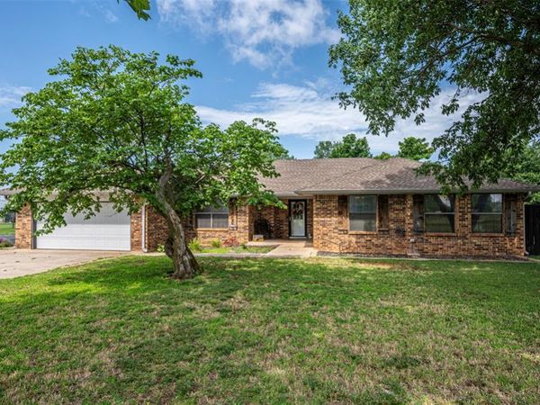 1231 S Chuckwagon Drive, Mustang, OK 73064