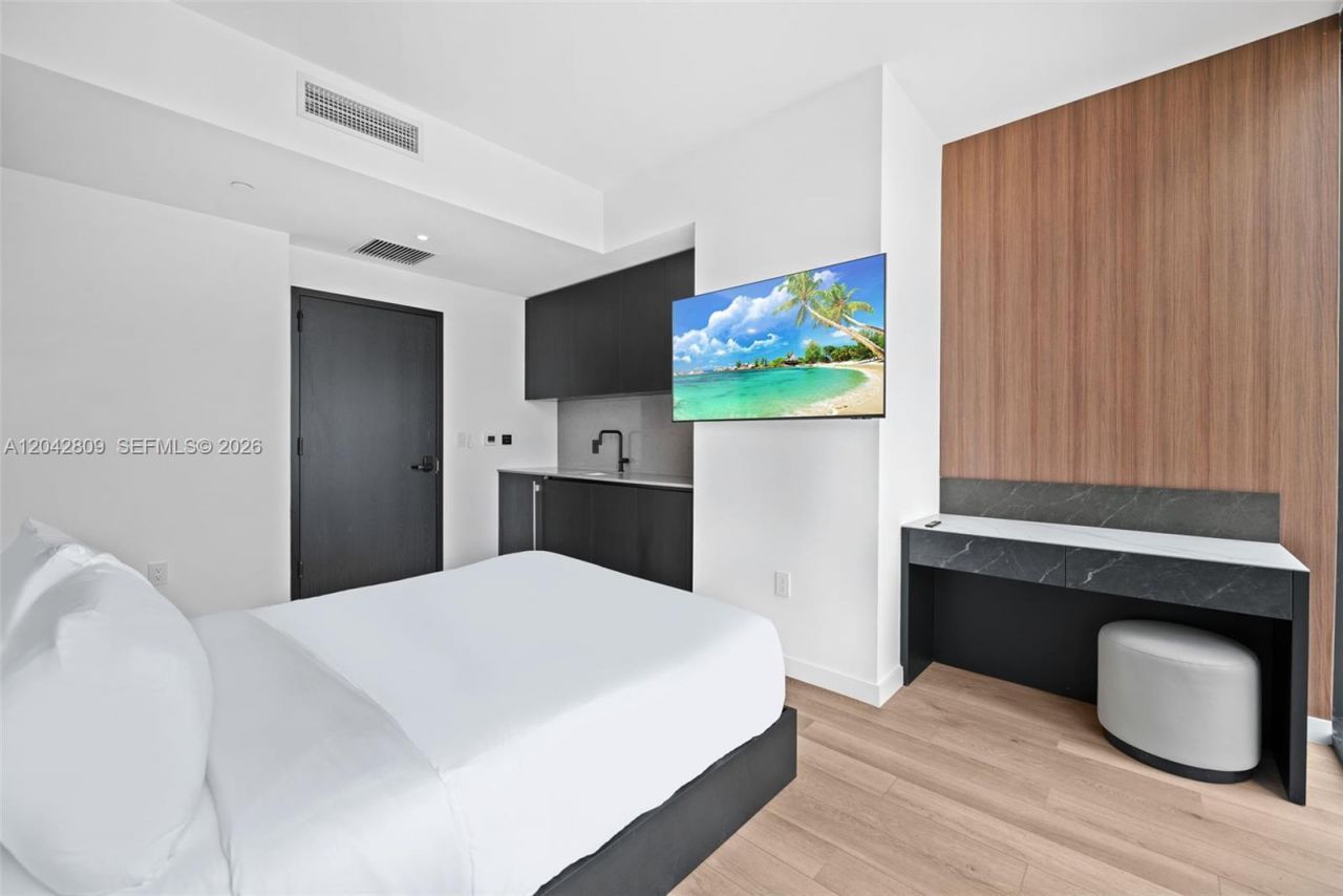 20 NE 11 , Unit 2410, Miami, FL 33132 Photo
