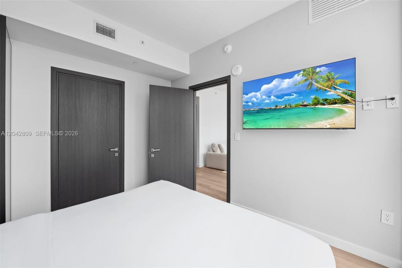 20 NE 11 , Unit 2410, Miami, FL 33132 Photo