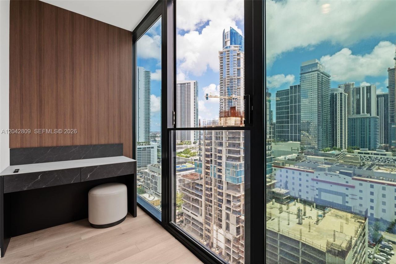 20 NE 11 , Unit 2410, Miami, FL 33132 Photo