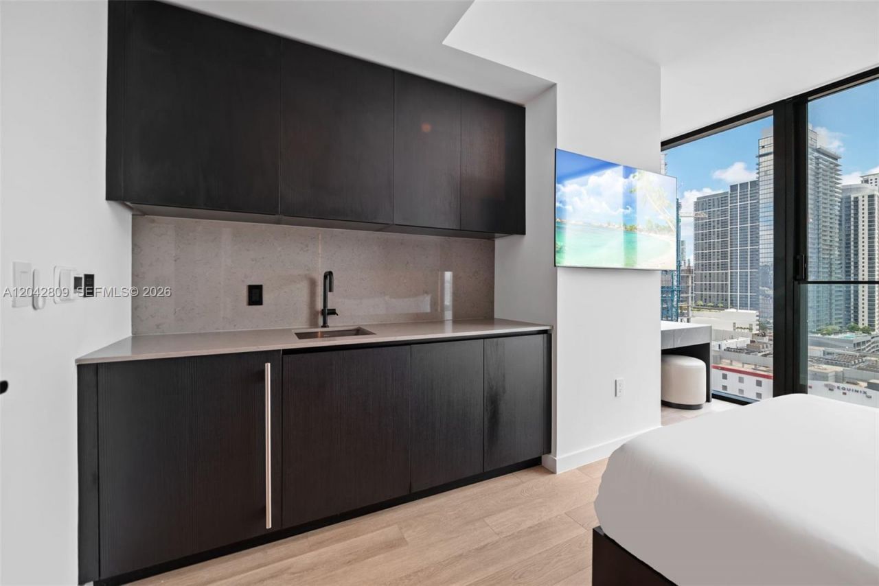 20 NE 11 , Unit 2410, Miami, FL 33132 Photo
