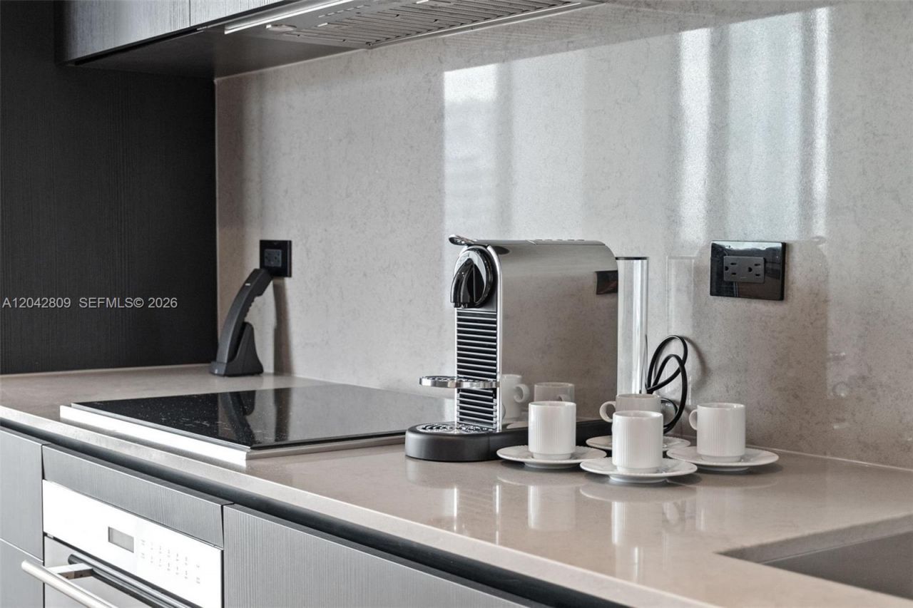 20 NE 11 , Unit 2410, Miami, FL 33132 Photo