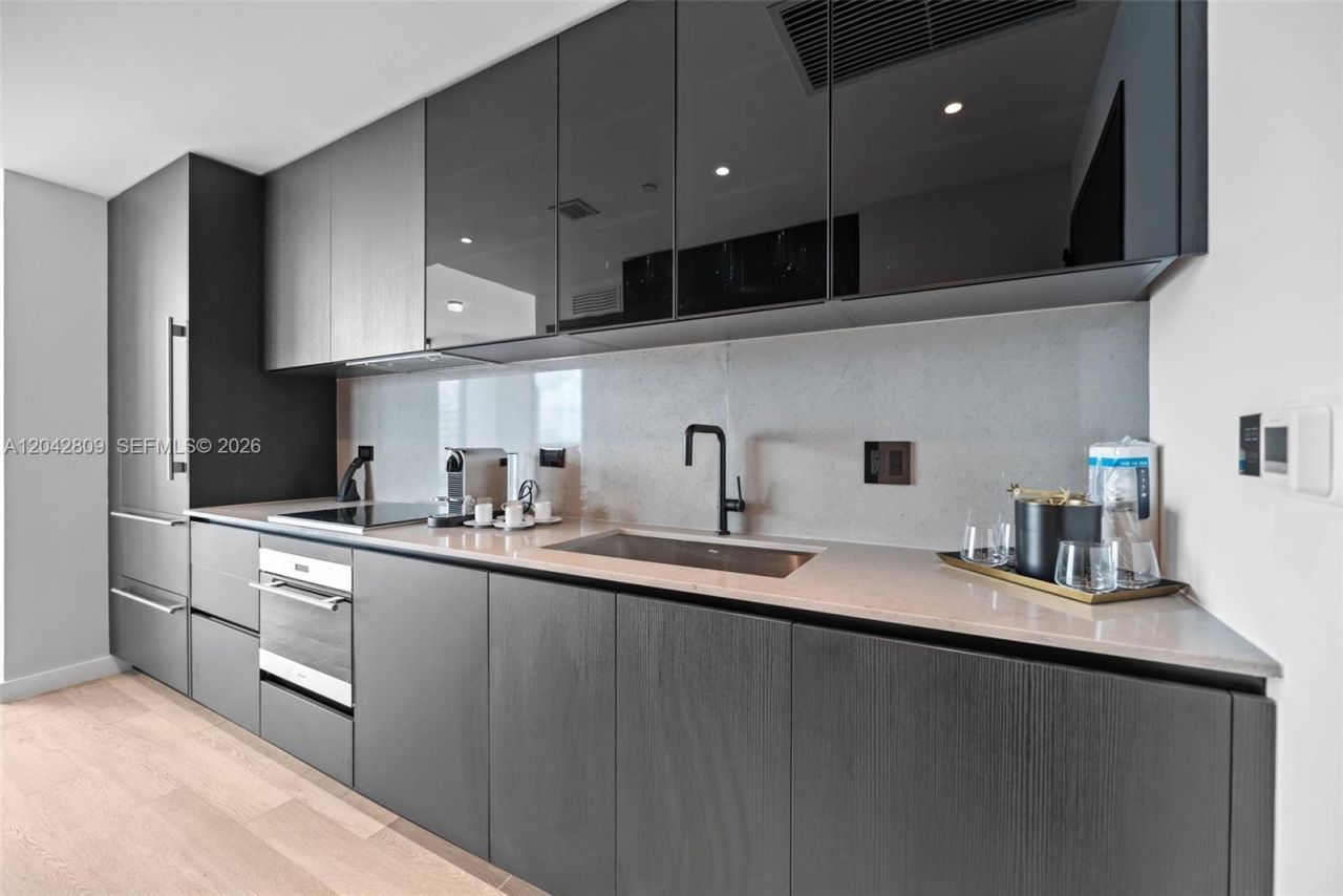 20 NE 11 , Unit 2410, Miami, FL 33132 Photo