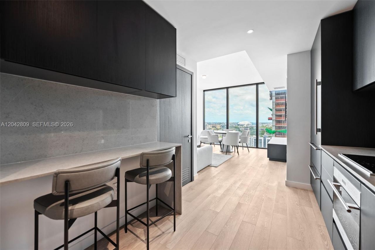 20 NE 11 , Unit 2410, Miami, FL 33132 Photo