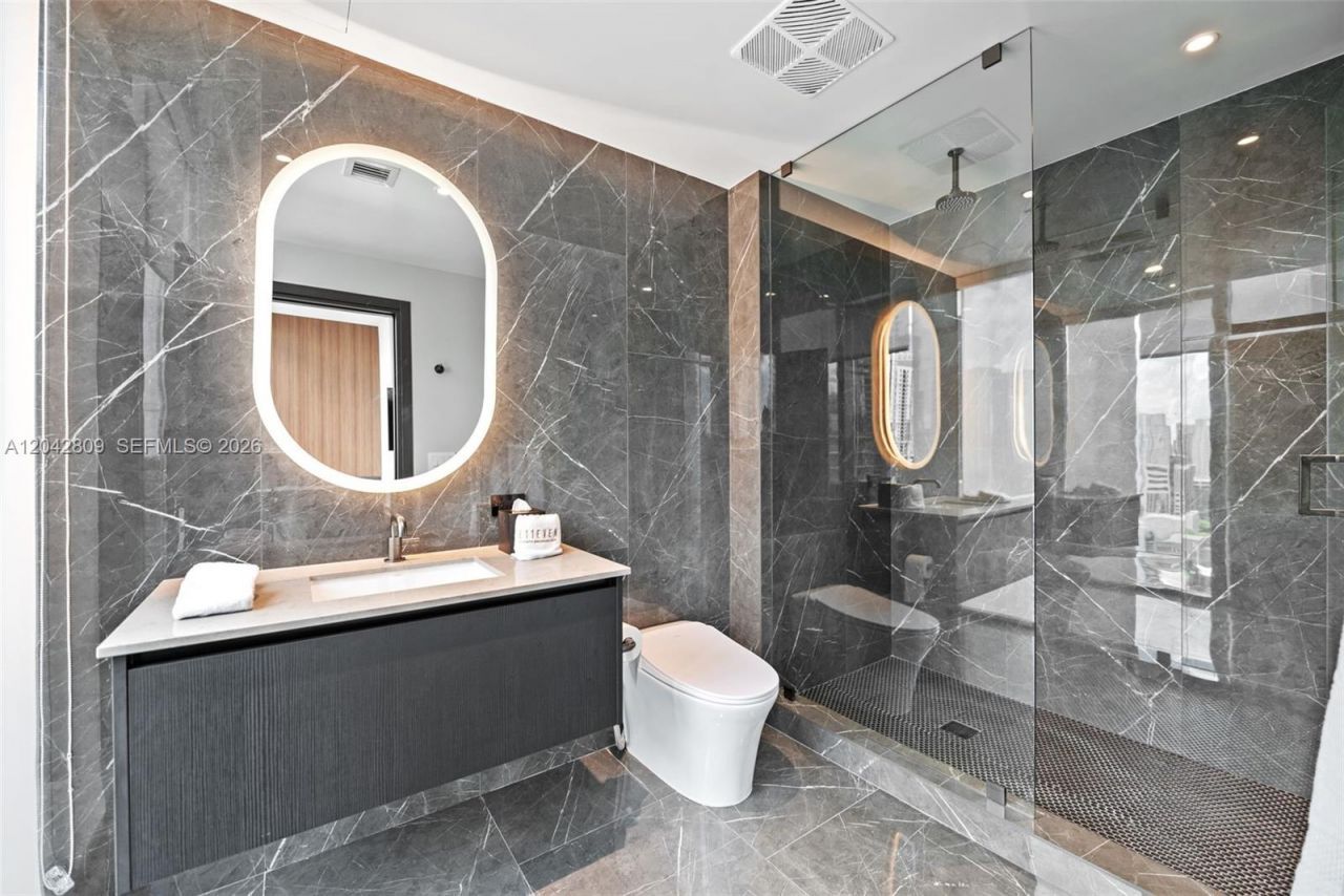 20 NE 11 , Unit 2410, Miami, FL 33132 Photo