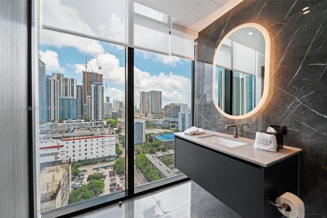 20 NE 11 , Unit 2410, Miami, FL 33132 Photo