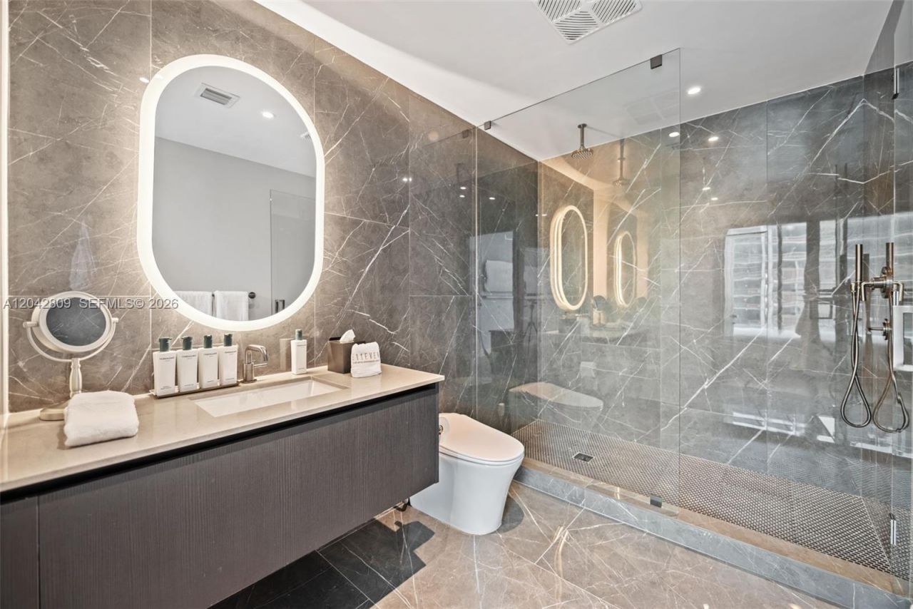 20 NE 11 , Unit 2410, Miami, FL 33132 Photo