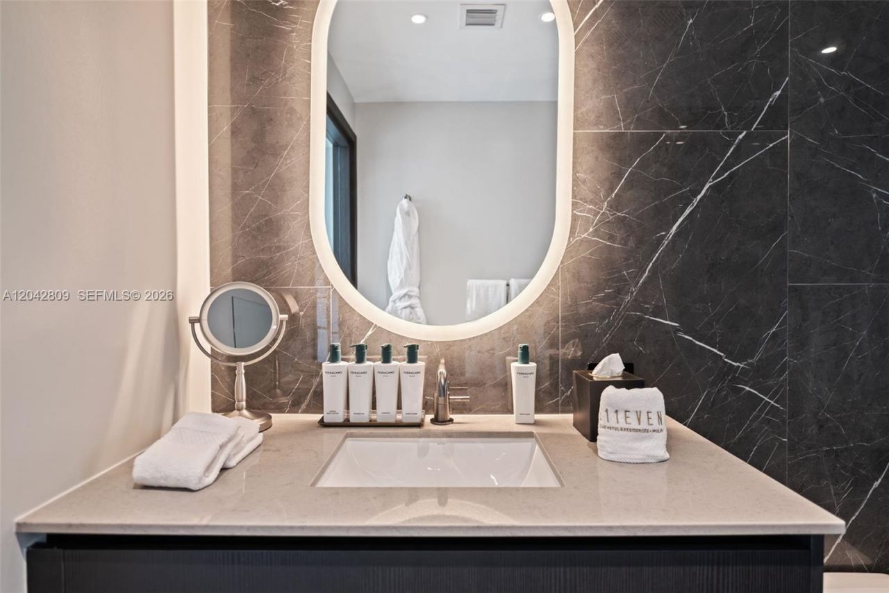 20 NE 11 , Unit 2410, Miami, FL 33132 Photo