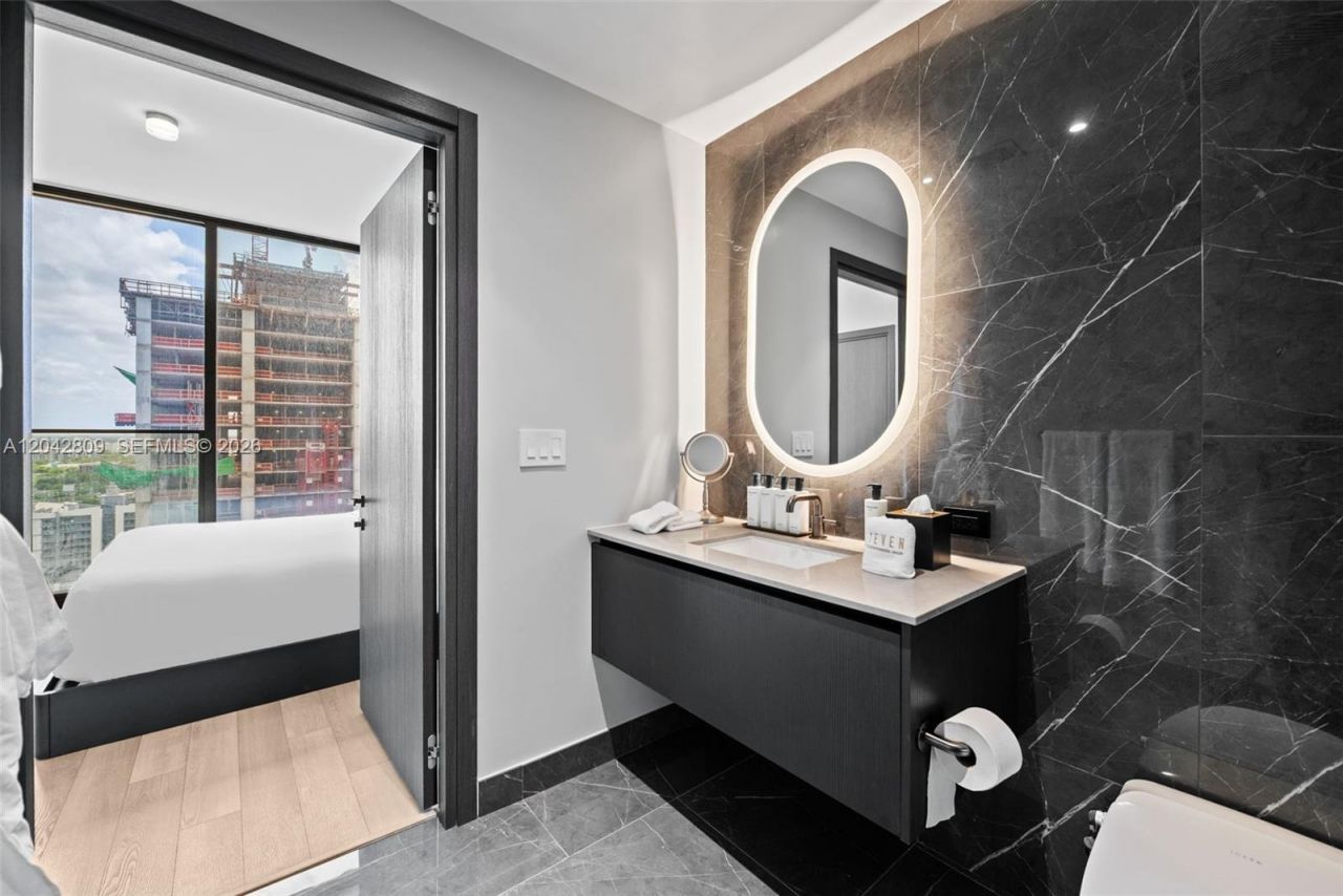20 NE 11 , Unit 2410, Miami, FL 33132 Photo
