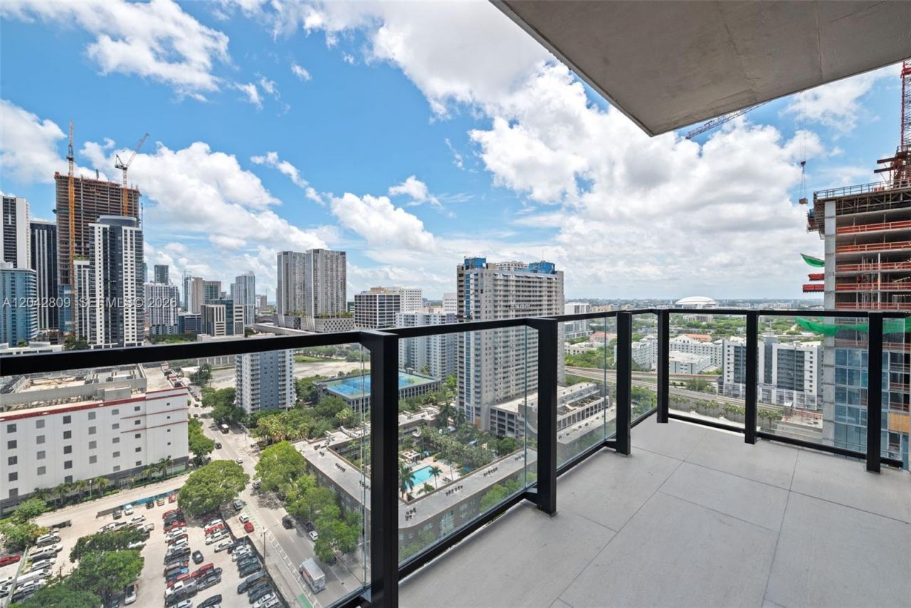 20 NE 11 , Unit 2410, Miami, FL 33132 Photo