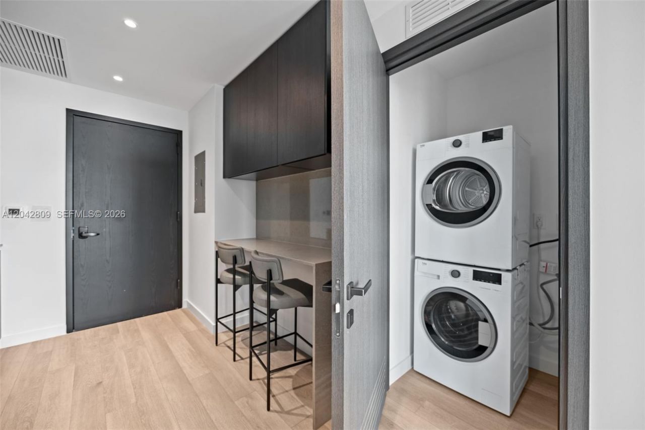 20 NE 11 , Unit 2410, Miami, FL 33132 Photo