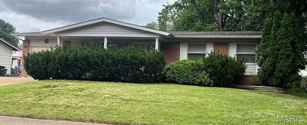 1375 Flamingo Drive , Florissant, MO 63031 Main Photo