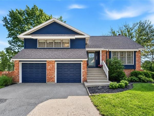 416 N PERSIMMON Drive, Olathe, KS 66061