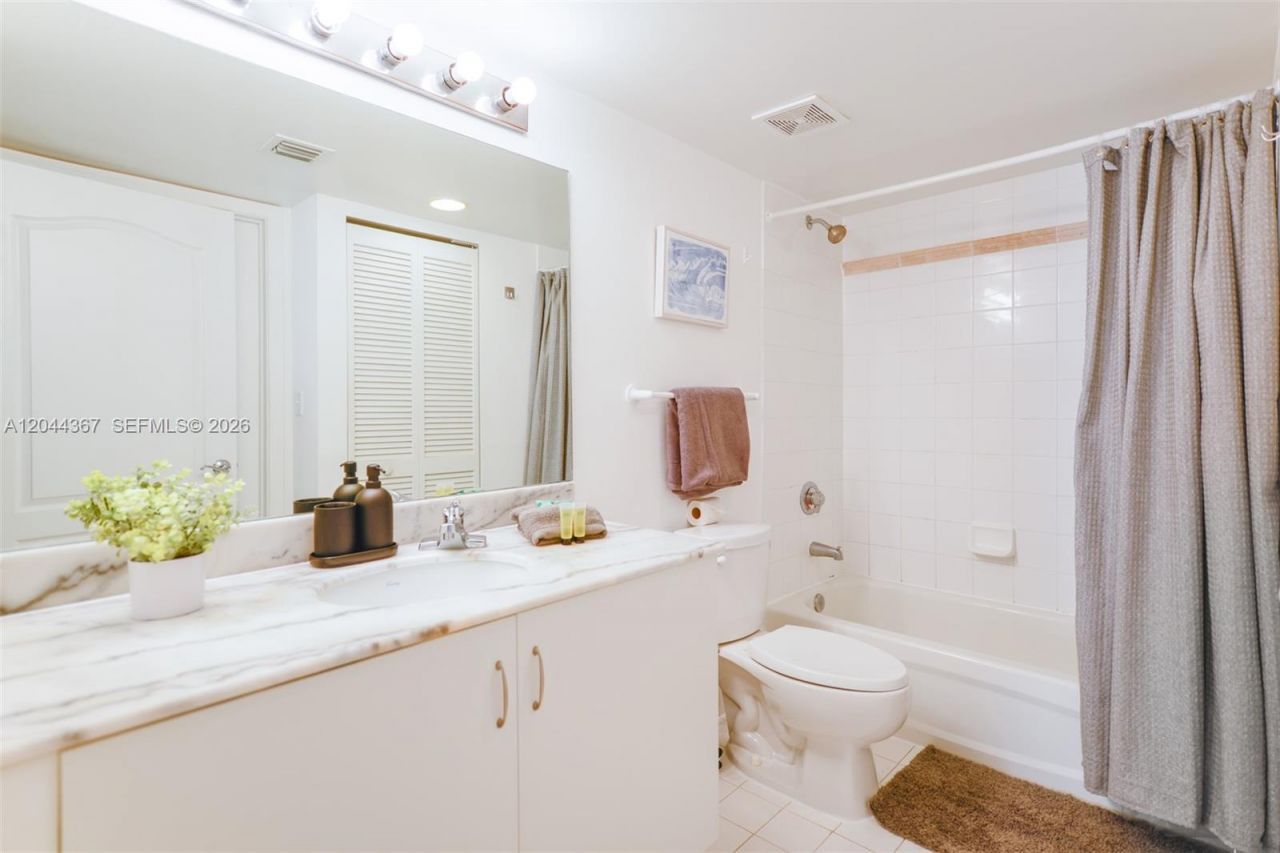 1200 Brickell Bay Dr , Unit 3614, Miami, FL 33131 Photo