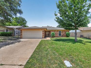 3712 Holly Springs Drive, Fort Worth, TX 76133