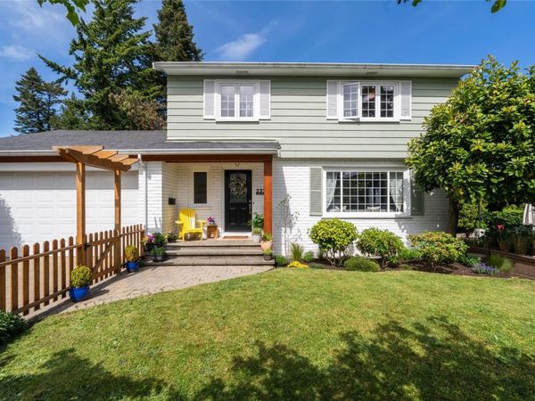 2320 Hollyhill Pl , Saanich, BC V8N 1T9