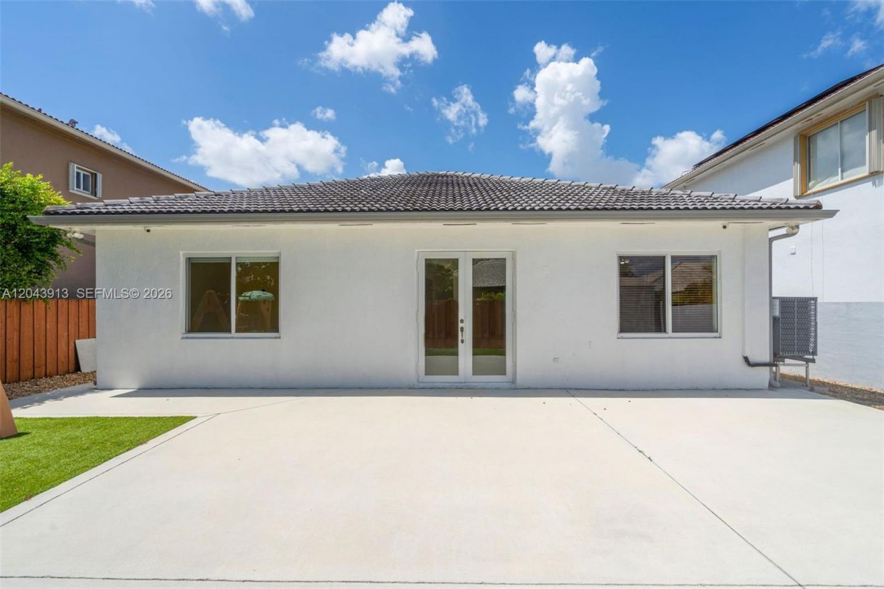 8757 NW 139 Ter, Miami Lakes, FL 33018 Photo