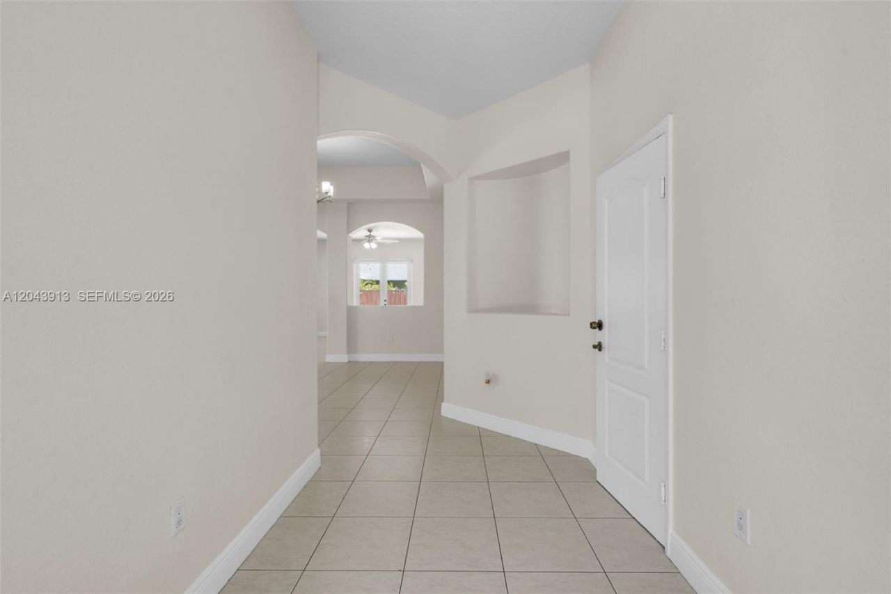 8757 NW 139 Ter, Miami Lakes, FL 33018 Photo