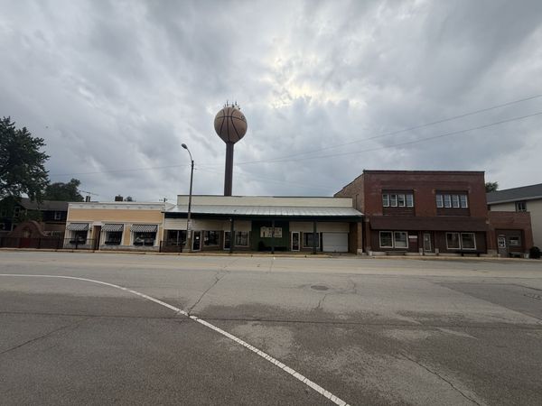9937 Main Street , Hebron, IL 60034