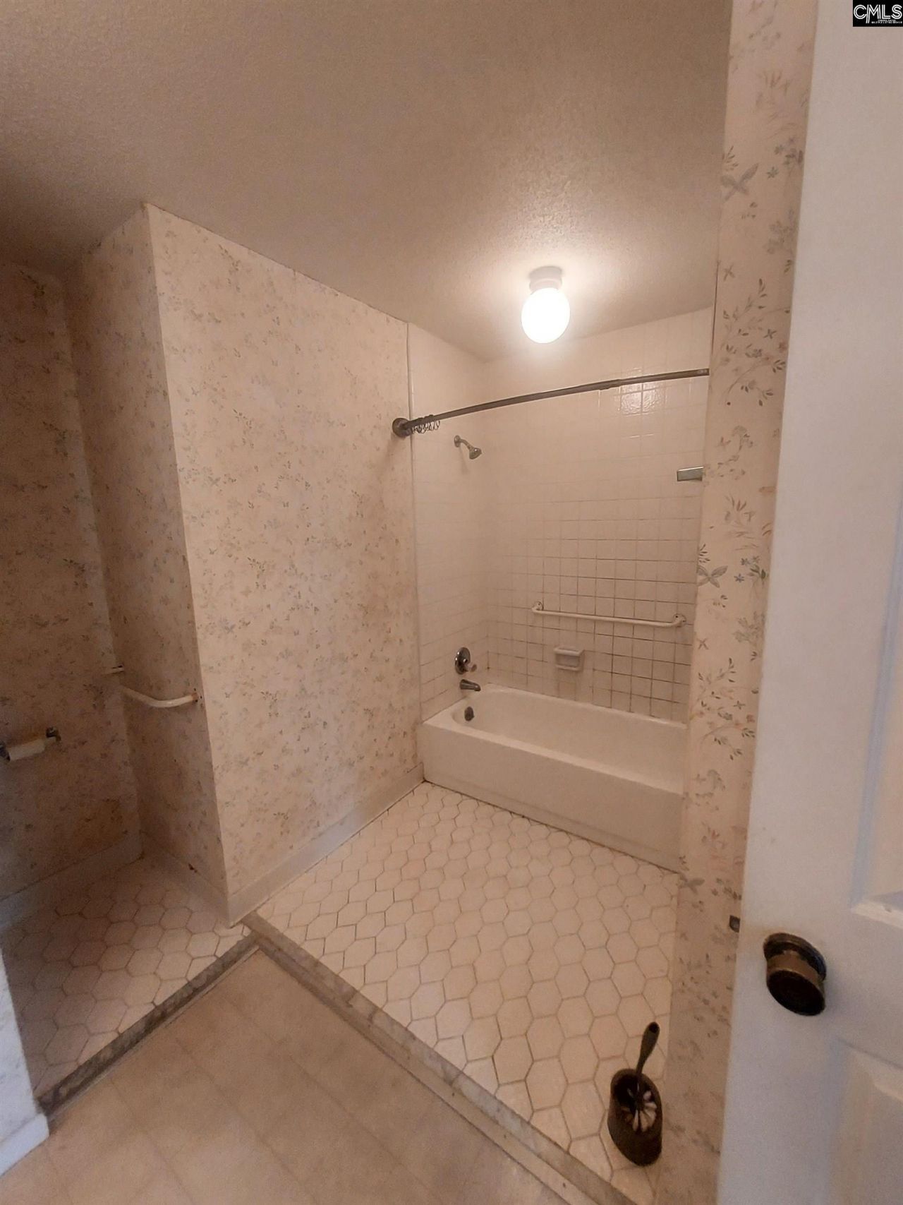 152 Lionsgate Drive  Photo 11