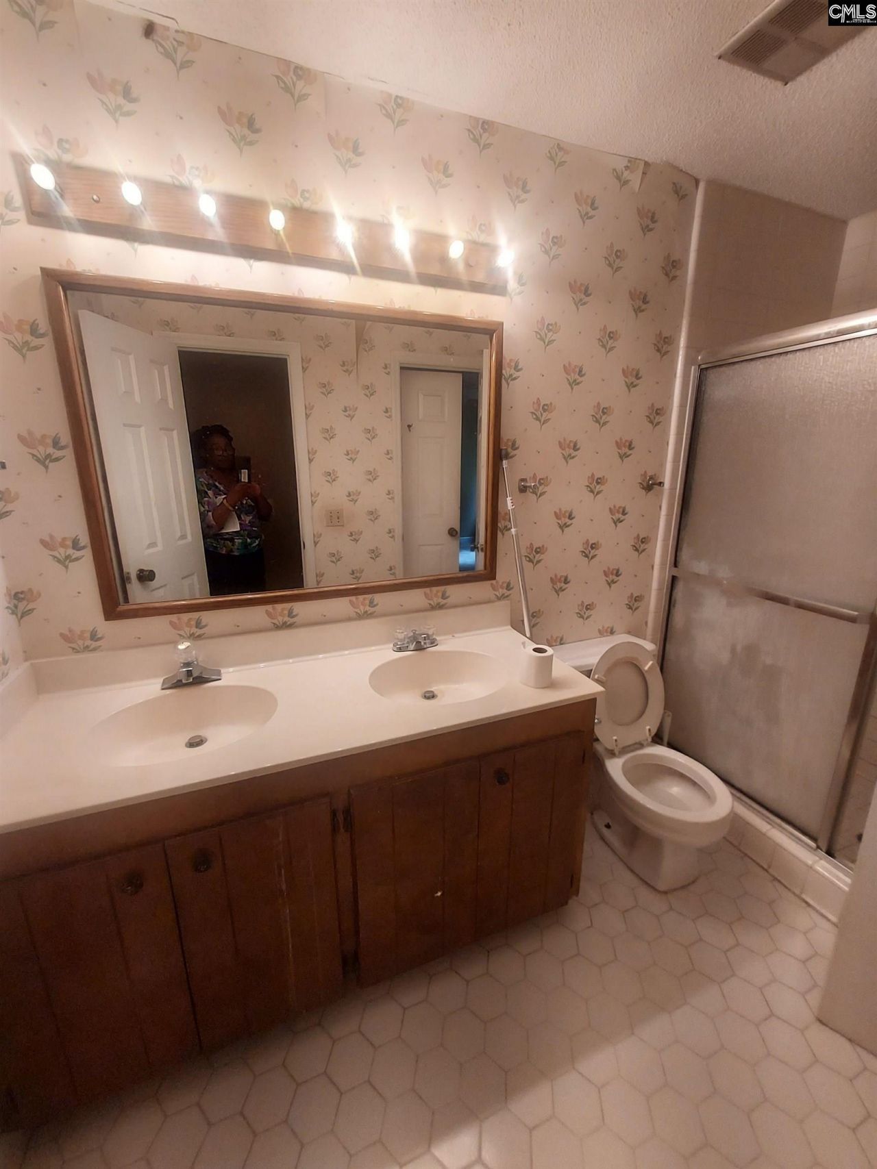 152 Lionsgate Drive  Photo 16