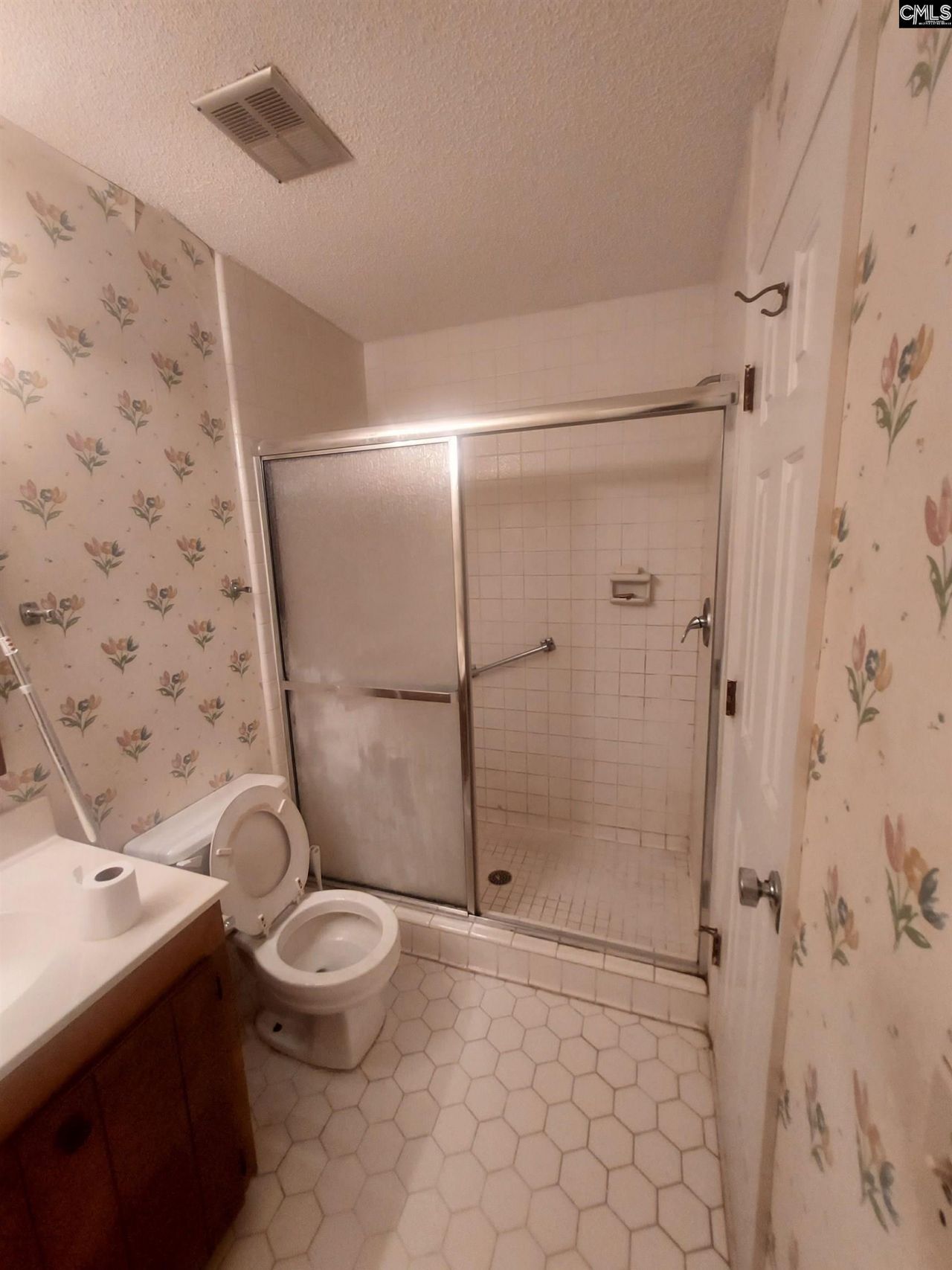 152 Lionsgate Drive  Photo 17