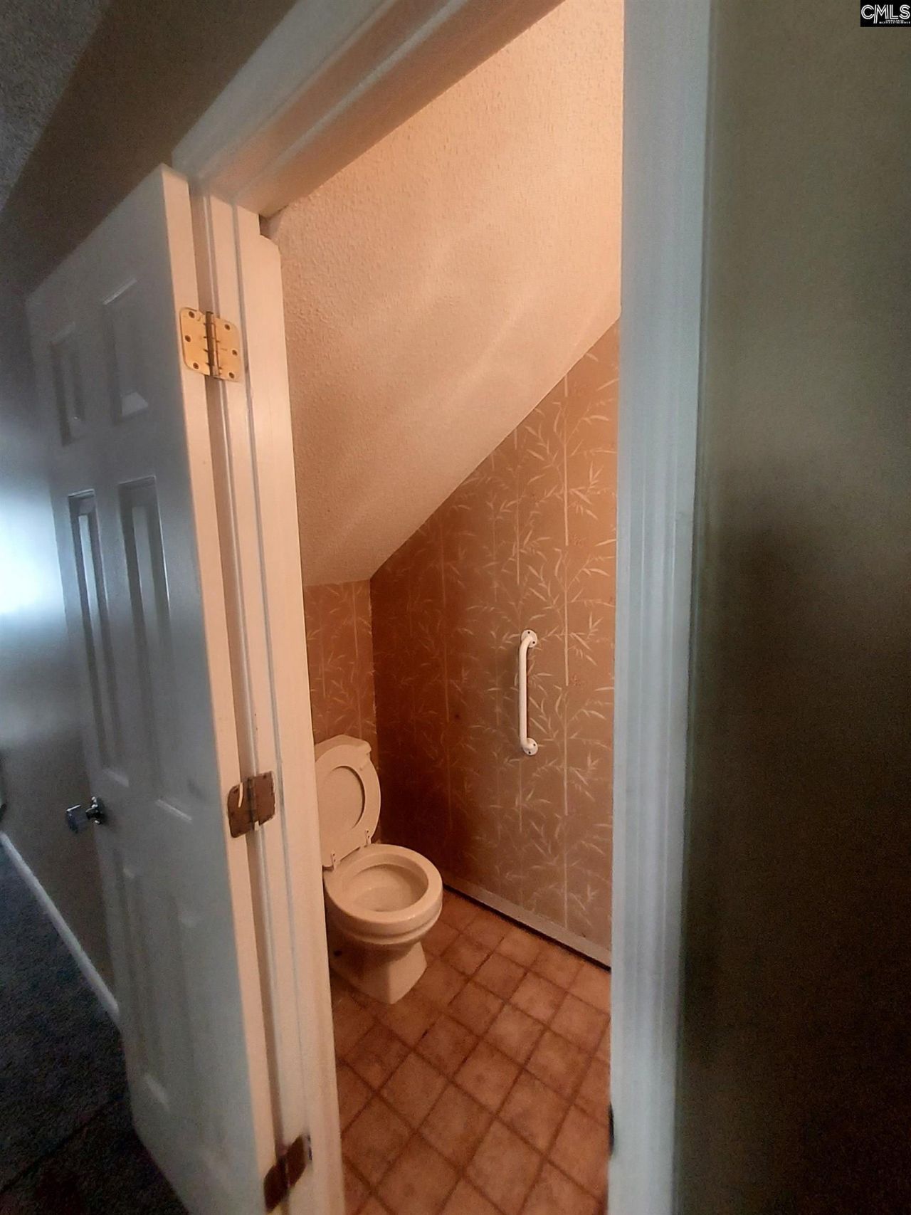 152 Lionsgate Drive  Photo 9