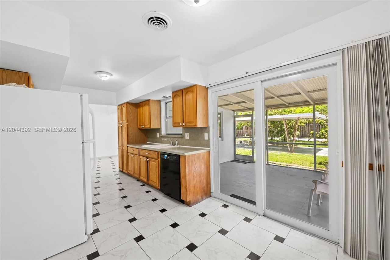 733 N Rainbow Dr , Hollywood, FL 33021 Photo