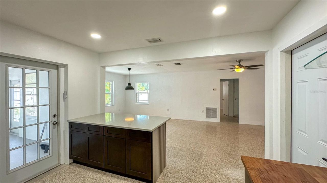 701 52nd Avenue S, Saint Petersburg, FL 33705 Photo