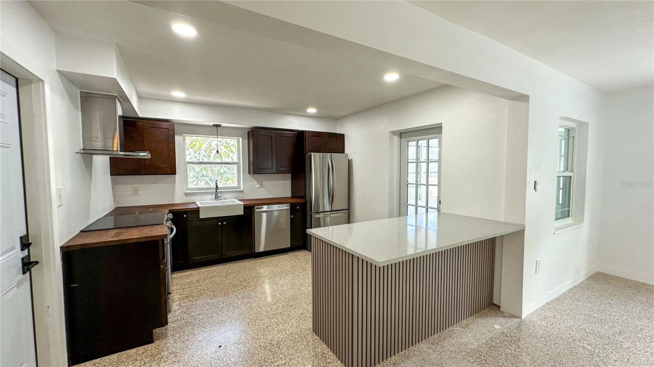 701 52nd Avenue S, Saint Petersburg, FL 33705 Photo