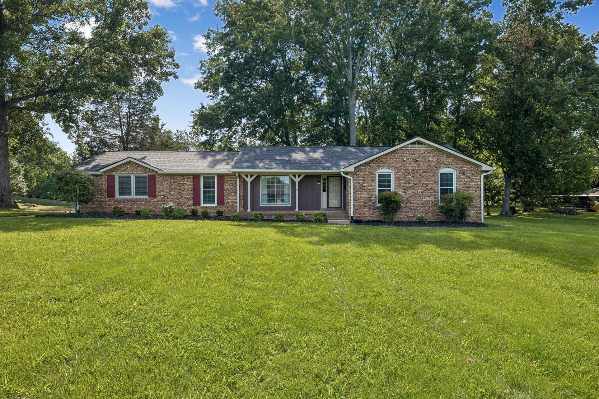 1996 Graceland Dr, Goodlettsville, TN 37072 Main Photo