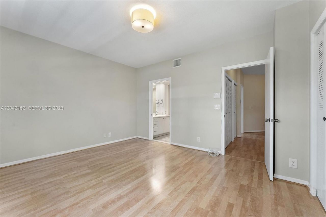 1552 Barcelona Way , Unit 6-19, Weston, FL 33327 Photo