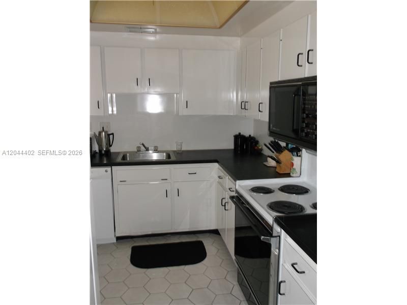 450 Golden Isles Dr, Unit 2H, Hallandale Beach, FL 33009 Photo