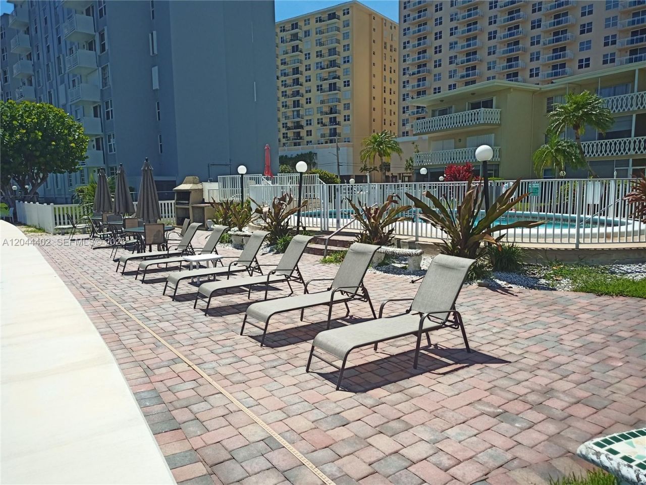 450 Golden Isles Dr, Unit 2H, Hallandale Beach, FL 33009 Photo