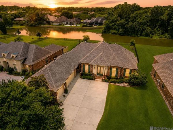 12421 Oak Alley Dr, Geismar, LA 70734