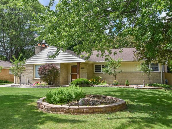 2127 N 122nd St, Wauwatosa, WI 53226