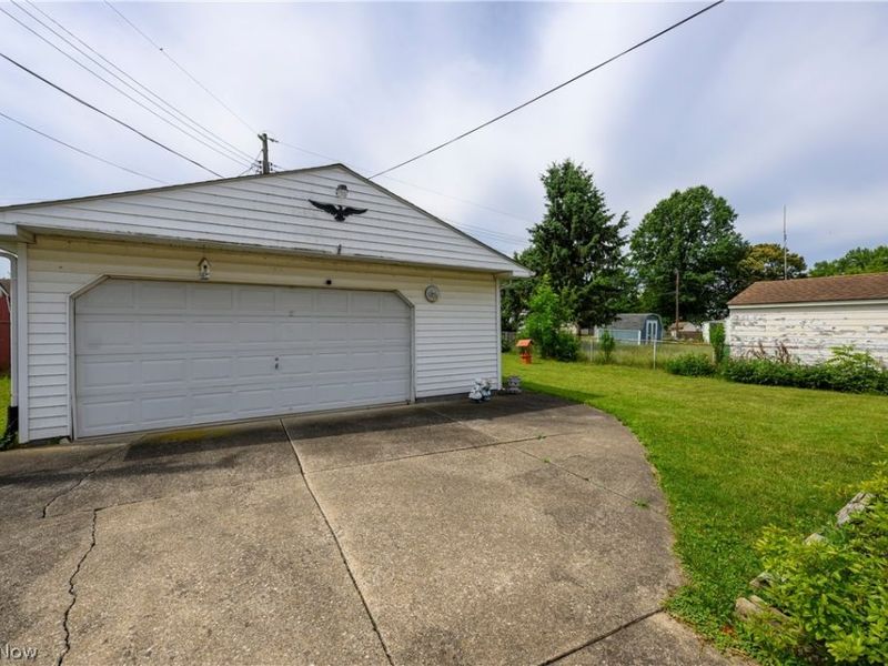 2400 40th Street NE, Canton, OH 44705 Photo 2